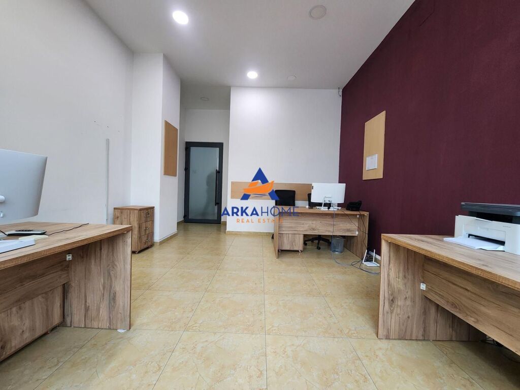LOCALE UFFICIO IN AFFITTO 36M2 "MYSLYM SHYRI" 500 EURO