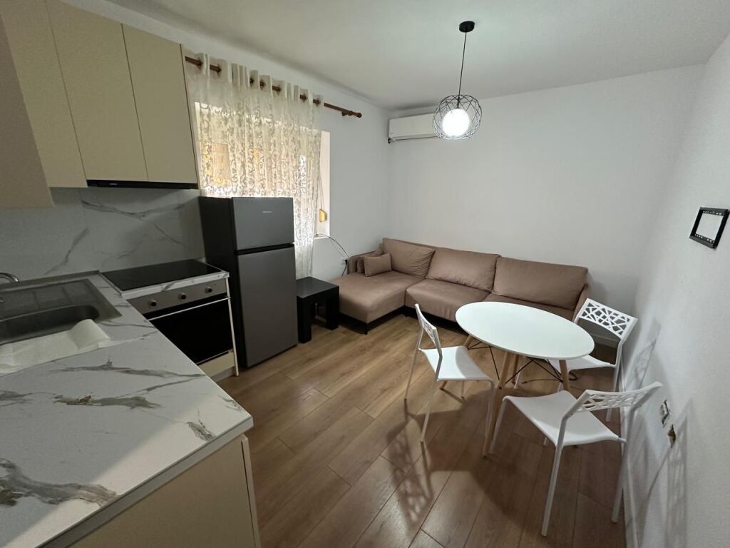 🏢At 21 Dhjetori, near Supermarket Joena, a 1+1 furnished apartment is for rent, 50,000 Leke