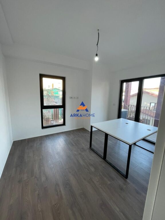 JEPET ZYRE ME QERA 105M2 "RRUGA E KAVAJES" 120.000 LEKE