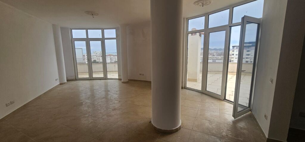 SHITET APARTAMENT 3+1 ME PISHINE PLAZH DURRES