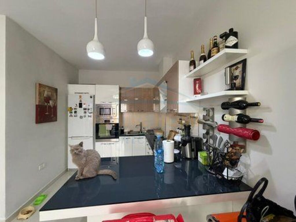 Shitet, Apartament 1+1, Unaza e Re, Tiranë.