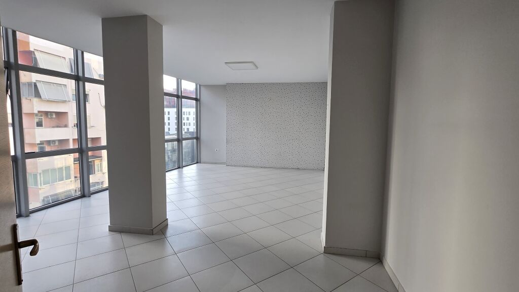 Shiten 2 apartamente 2+1 te 21 dhjetori prane Policise Bashkiake