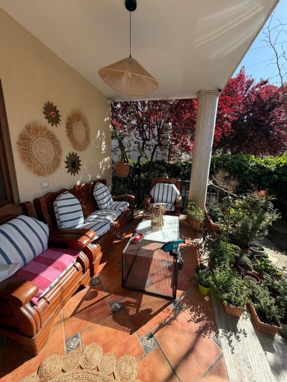 Shitet vilë 2-katëshe në Qerret