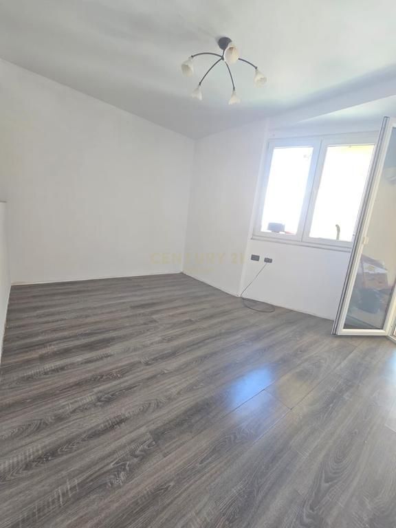 Shitet 2+1 tek fusha aviacionit