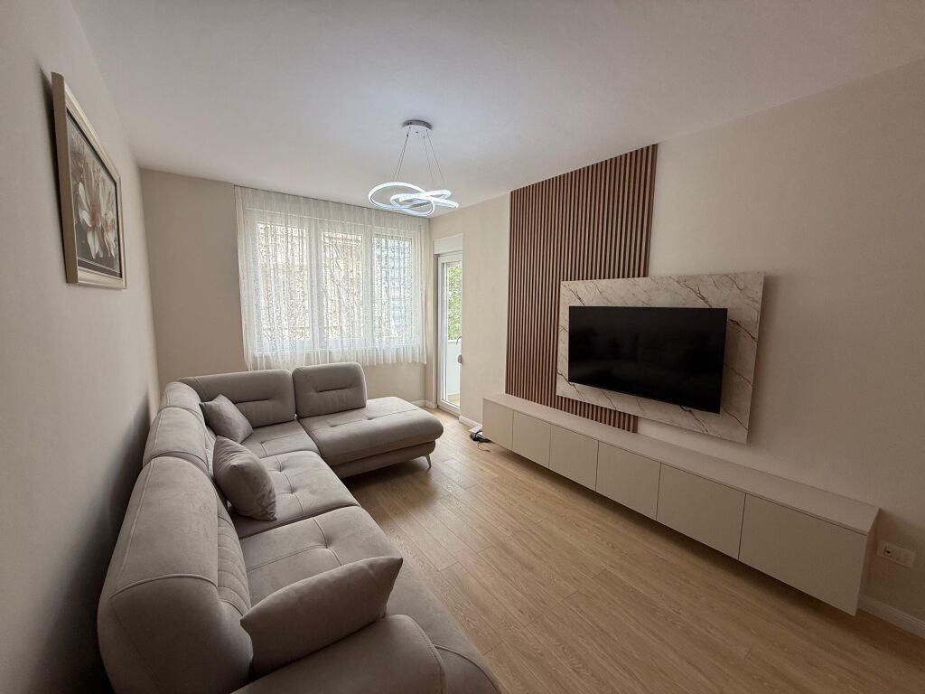 📣 QERA SUPER Apartament 1+1 📍 Kompleksi Magnet, Prane 21-Dhjetorit ✨ 🏢 Ndertim i Ri 🪜 Kati 3 (Me Ashensor) 🛋️ Mobiluar Me Kushte Bashkekohore ✅ I Pa Banuar Me Pare 💶 Cmimi 60.000 Leke/Muaj