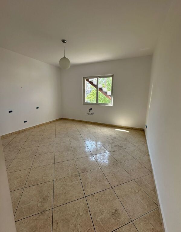 VILE ME QERA 3 KATESHE KOMUNA PARISIT 2.500 EURO FH-69973