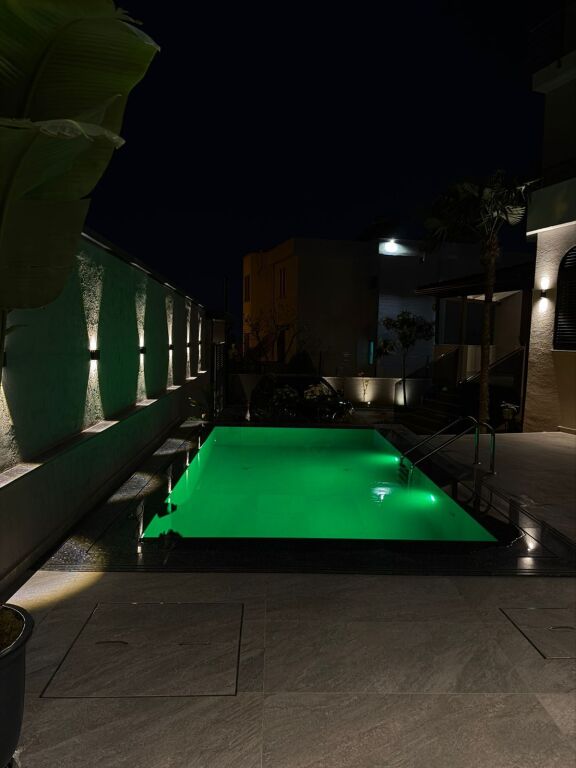 Shitje | Vilë 10 + 1 | Liqeni i Thatë | 2.000.000 €