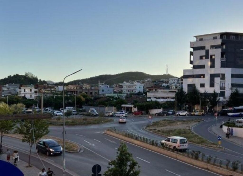 Japim me qera ambient komercial