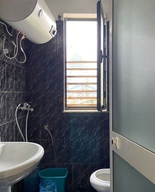 Shitet, Apartament 2+1 , Rruga e Barrikadave, Tirane .