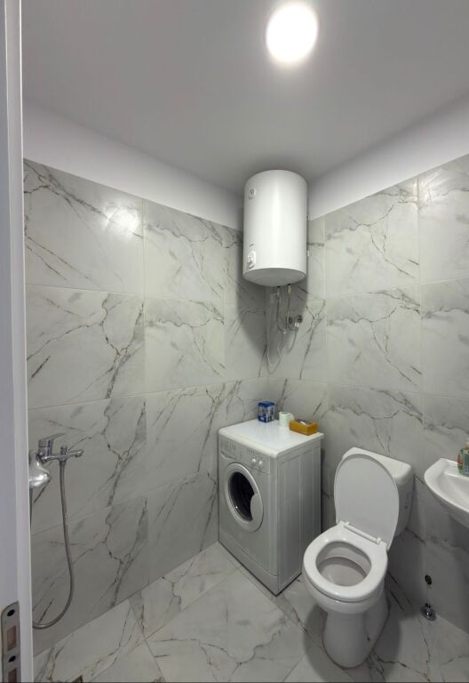 🏢Kodra e Diellit,prane Pasticeri Dumrea jepet me qera apartament1+1,i mobiluar 55,000Leke