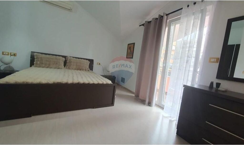 Jepet me qira apartament - Komuna e Parisit