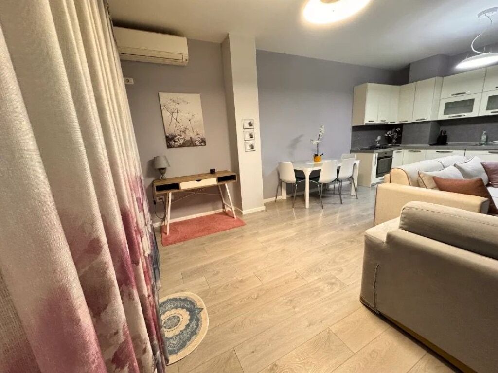 Jepet me qera apartament tek rruga Jordan Misja