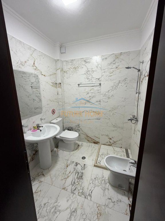 Qira, Ambient biznesi për zyra, Sheshi Willson,Tirane.