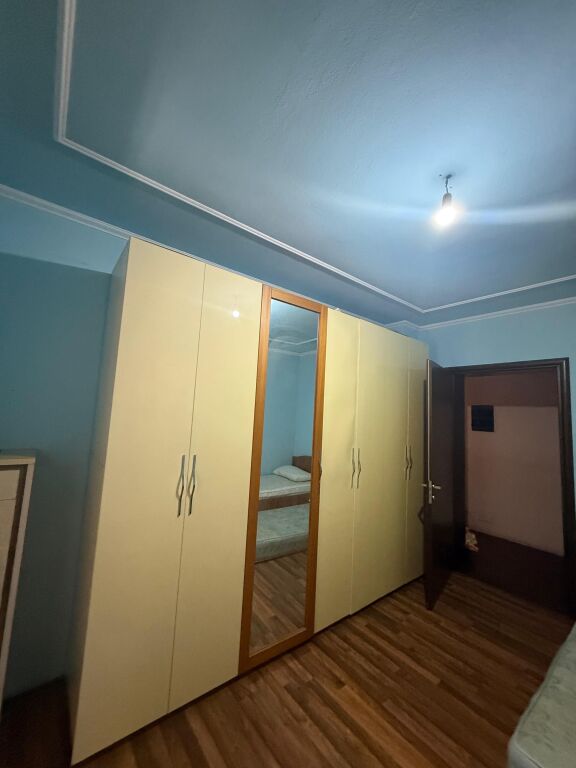 Shitet apartment te Kodra e Diellit ( buze rruges Frang Bardhi)
