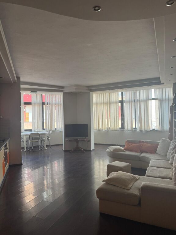 Shitet apartment te Kodra e Diellit ( buze rruges Frang Bardhi)
