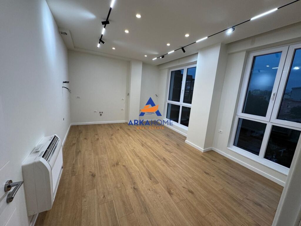 JEPET ME QERA AMBIENT BIZNESI 1+1 "RRUGA ROBERT SHVARC,PRANE KESH " 1000 EURO