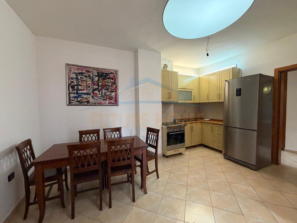 Shitet, Apartament 2+1+2, Tregu Elektrik, Tiranë.