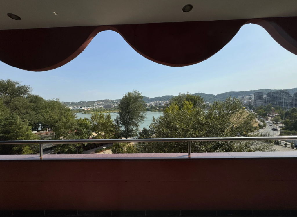 🏡 SHITET APARTAMENT LUKSOZ 2+1+2 – PRANË LIQENIT ARTIFICIAL, RR. “SAMI FRASHËRI”