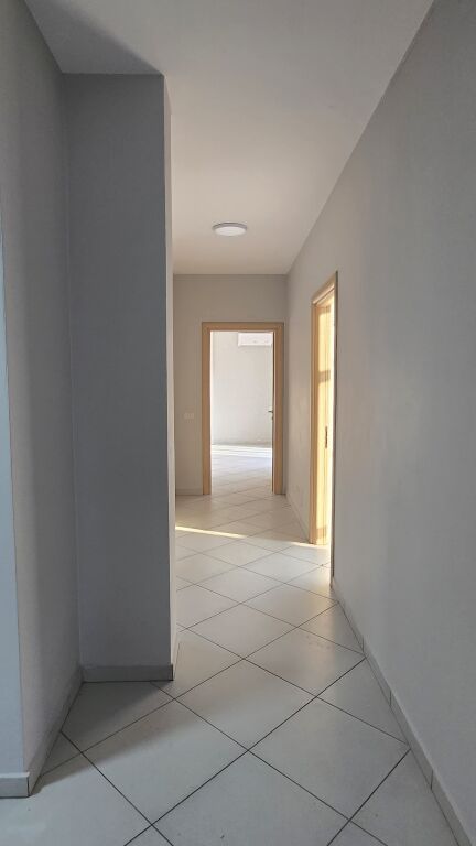 Shiten 2 apartamente 2+1 te 21 dhjetori prane Policise Bashkiake