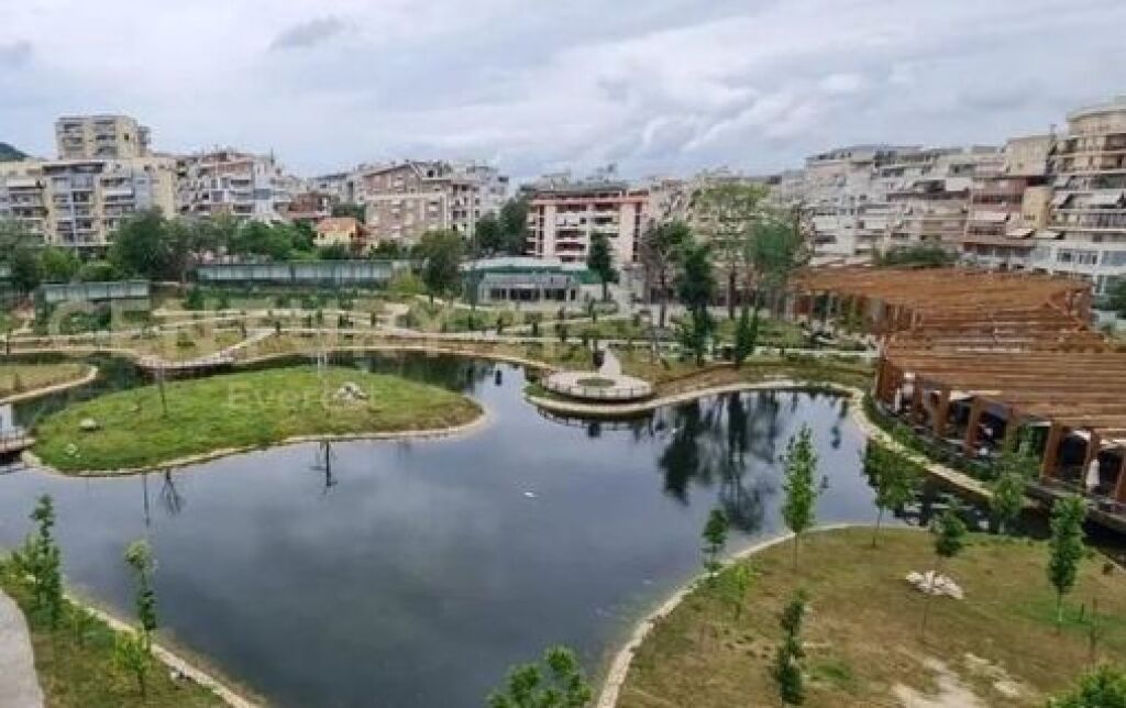 Jepet me qera  ambient komercial -(800 m2) KATI 0