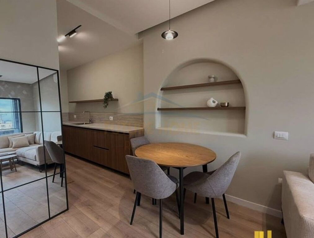 Shitet, Apartament 1+1, Rruga e Barrikadave, Tiranë. 215,000 €