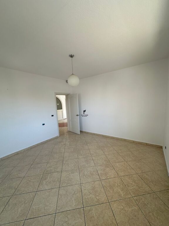 VILE ME QERA 3 KATESHE KOMUNA PARISIT 2.500 EURO FH-69973