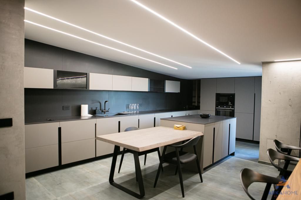 SHITET PENTHOUSE LUKSOZ 3+1+VERANDE+2 POSTE PARKIMI "LIQENI ARTIFICIAL" 850.000 EURO BASHKE ME POSTET E PARKIMIT