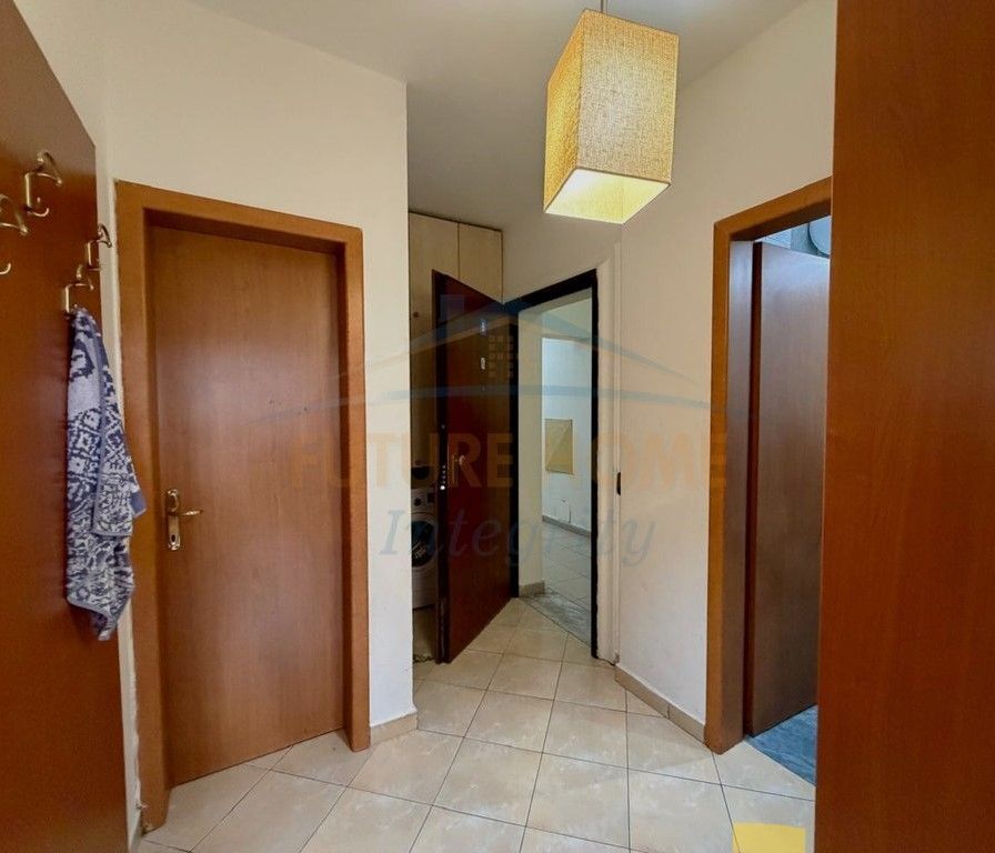 Shitet, Apartament 2+1+2, Tregu Elektrik, Tiranë. 135,000 €
