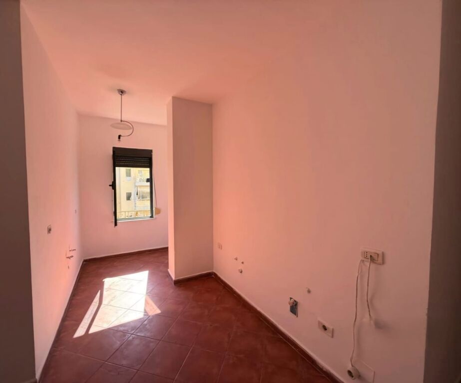 SHITET STUDIO PRANE QENDRES TR!
