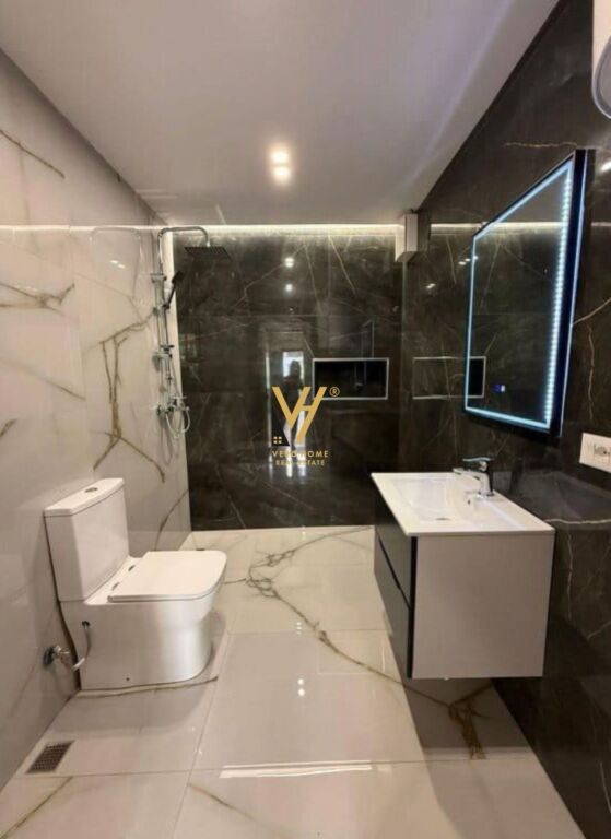 JEPET ZYRE 30 M2 ME QERA TEK LICEU,RR.ELBASANIT 40.000 LEKE