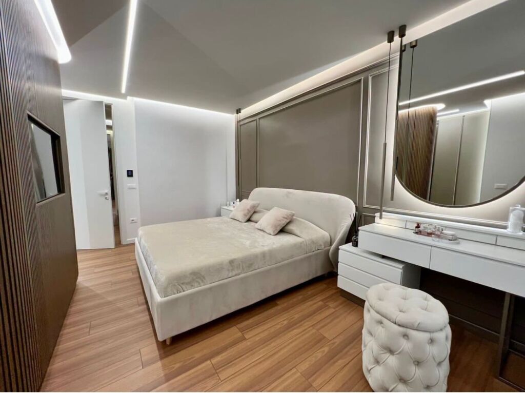 Apartament 2+1+2 per shitje, prane square 21, super i investuar