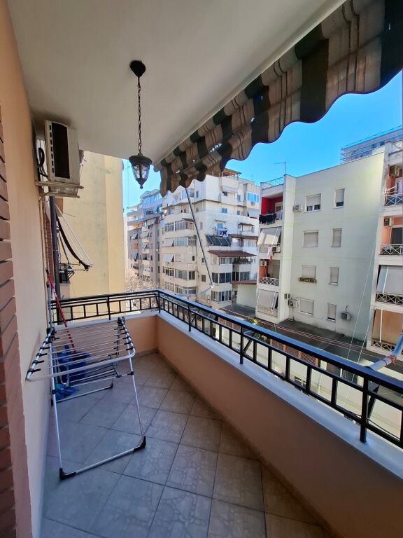 1+1,i mobiluar komune e parisit te lulishtja,550 mije leke