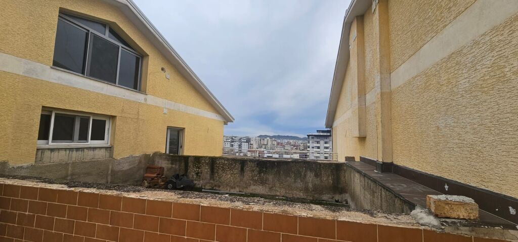 SHITET APARTAMENT 3+1 ME PISHINE PLAZH DURRES