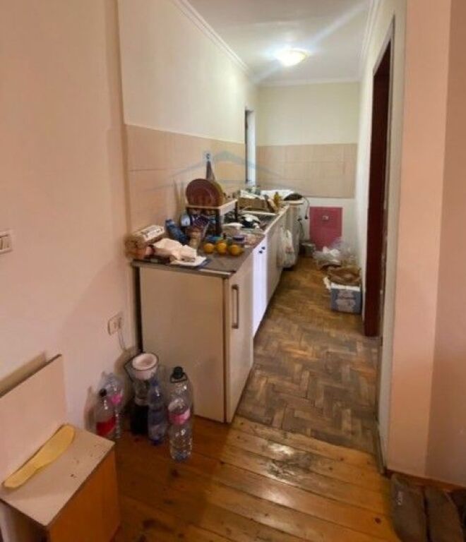 Shitet, Apartament 2+1 , Rruga e Barrikadave, Tirane .