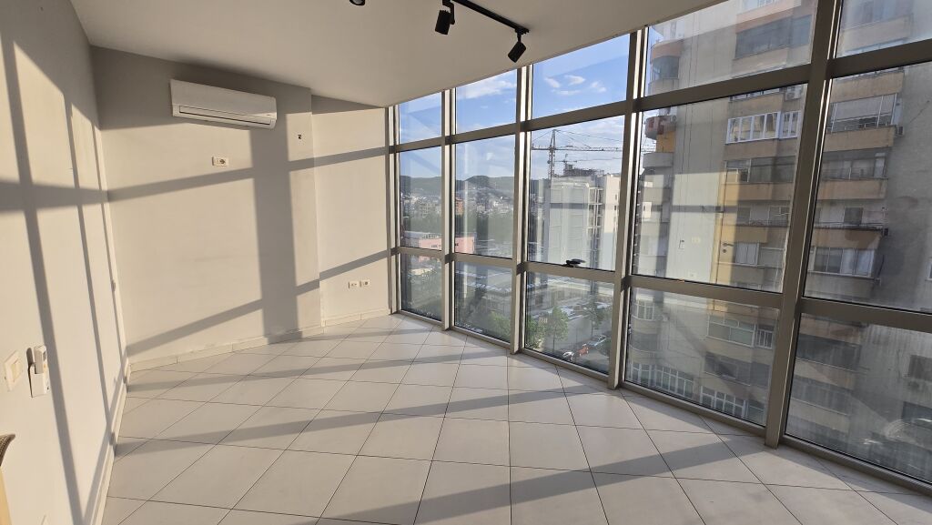 Shiten 2 apartamente 2+1 te 21 dhjetori prane Policise Bashkiake