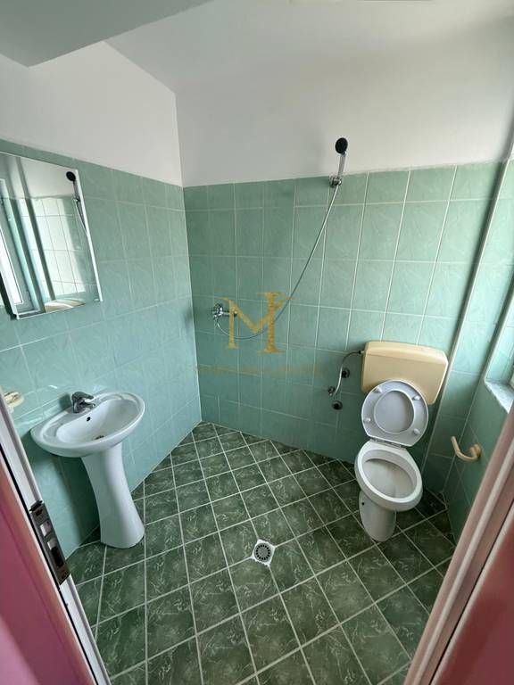 Jepet Me Qera Apartament 2+1 , Uje,Drita Te Perfshira Ne Cmim!