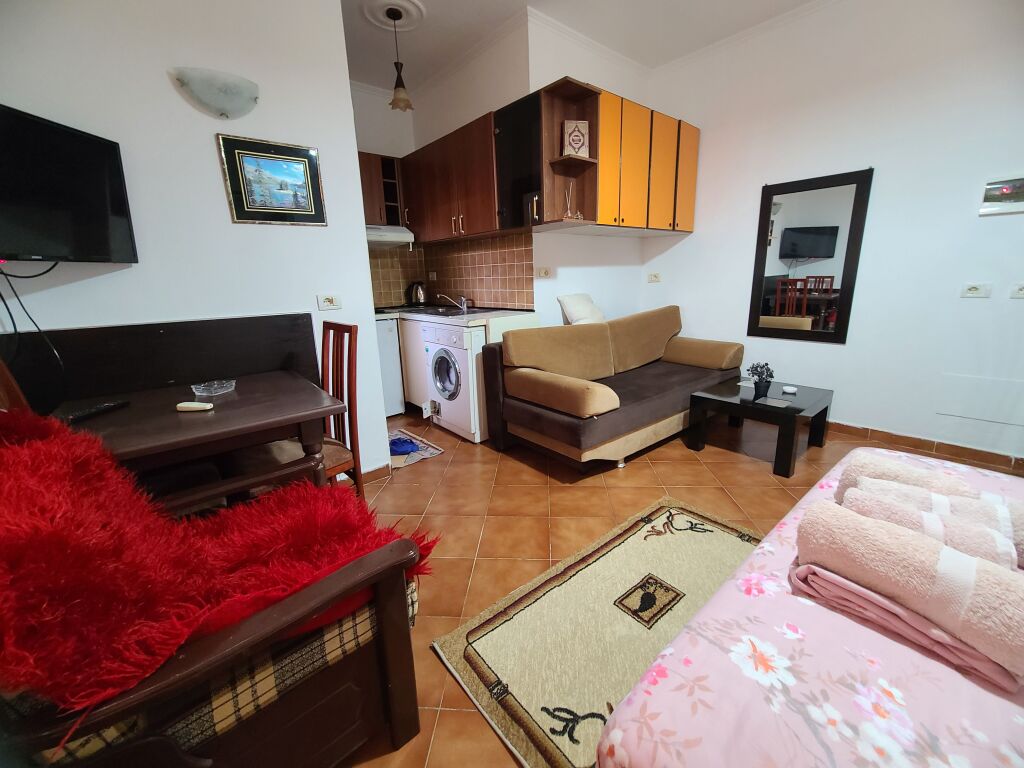 Garsonier  vetem 7min me bulevardin e Ri .internet i kompletuar  