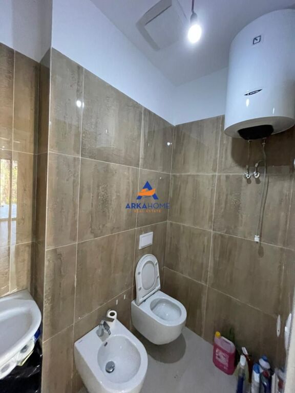 JEPET ZYRE ME QERA 105M2 "RRUGA E KAVAJES" 120.000 LEKE