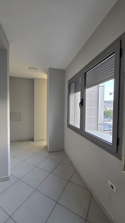 Shiten 2 apartamente 2+1 te 21 dhjetori prane Policise Bashkiake