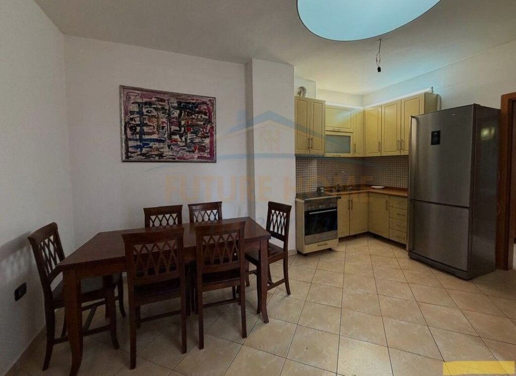 Shitet, Apartament 2+1+2, Tregu Elektrik, Tiranë. 135,000 €