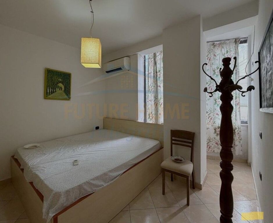 Shitet, Apartament 2+1+2, Tregu Elektrik, Tiranë. 135,000 €