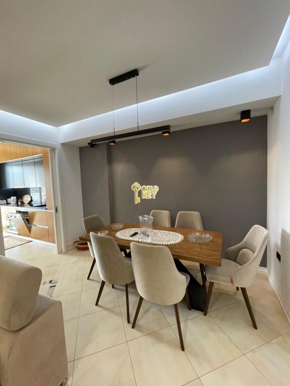 🏡 APARTAMENT ME QERA 2+1+2 (Pallati i Sportit, Durrës)