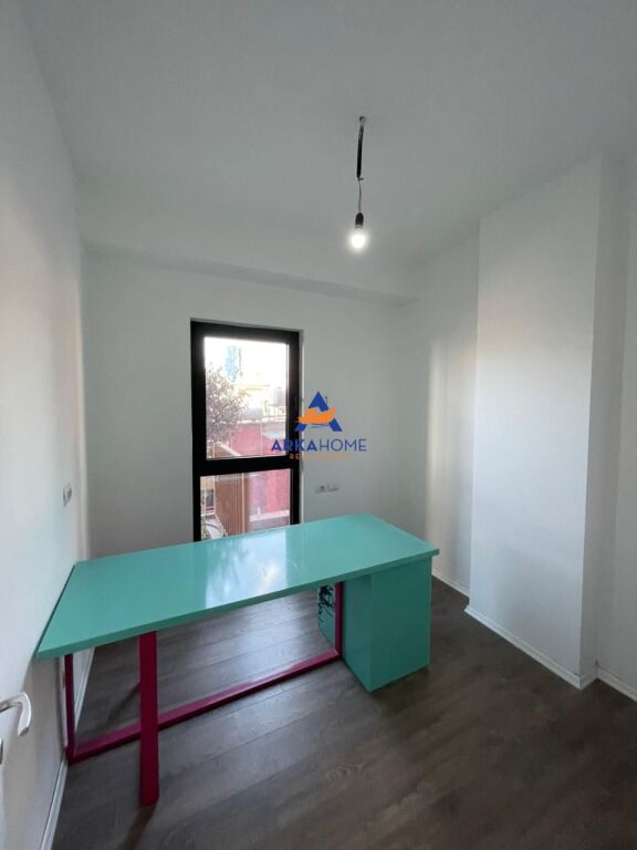 JEPET ZYRE ME QERA 105M2 "RRUGA E KAVAJES" 120.000 LEKE