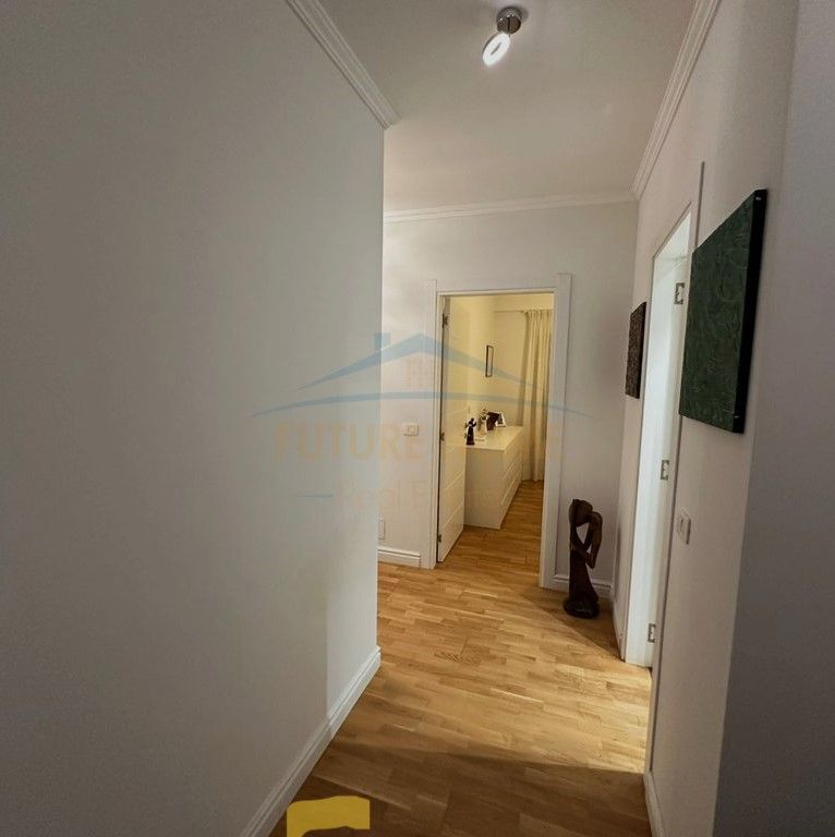 Shitet, Apartament 2+1+2, Rruga e Barrikadave, Tirane 350,000 €