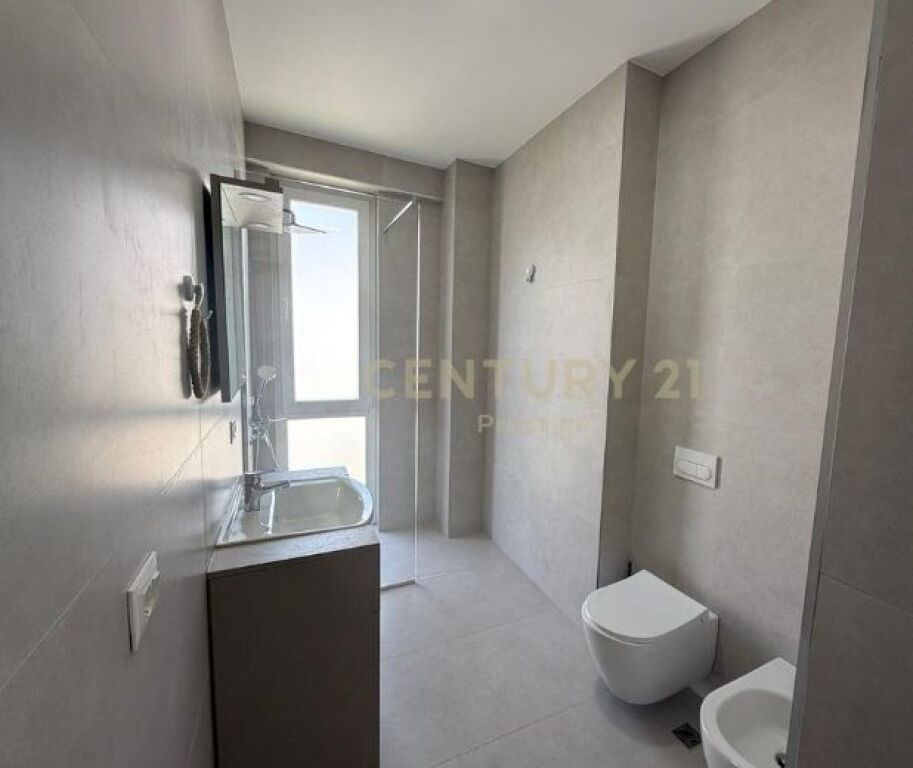 APARTAMENT 3+1+2+POST PARKIMI ME QERA
