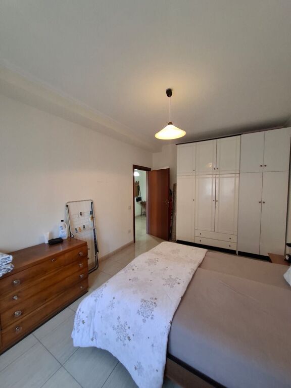 1+1,i mobiluar komune e parisit te lulishtja,550 mije leke