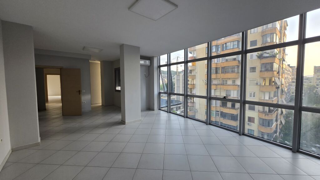 Shiten 2 apartamente 2+1 te 21 dhjetori prane Policise Bashkiake