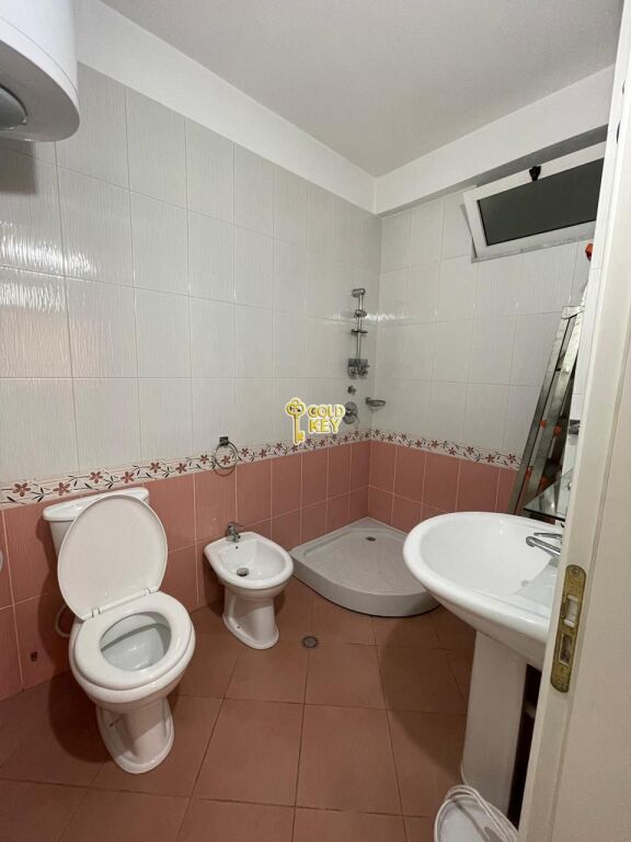 🏡 APARTAMENT ME QERA 2+1+2 (Pallati i Sportit, Durrës)