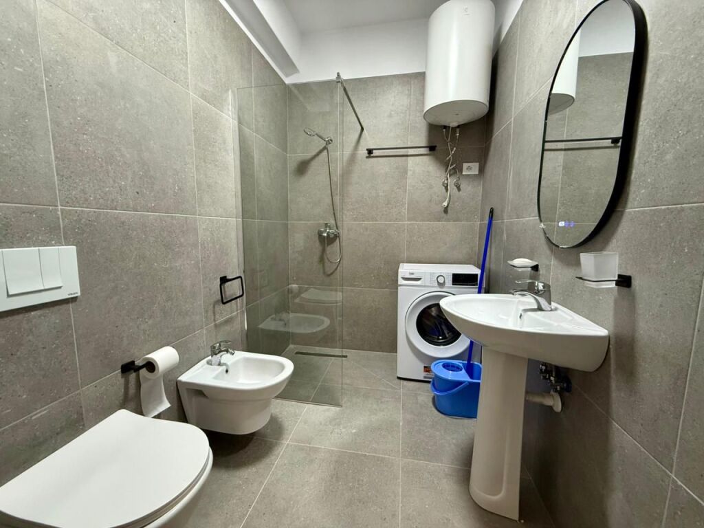 Jepet me qita 1+1 plus post parkimi ,Astir