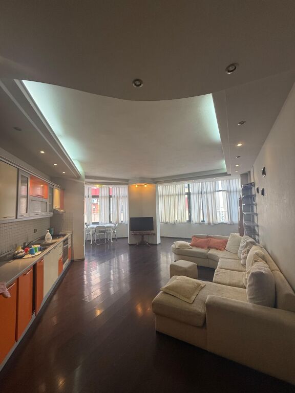 Shitet apartment te Kodra e Diellit ( buze rruges Frang Bardhi)
